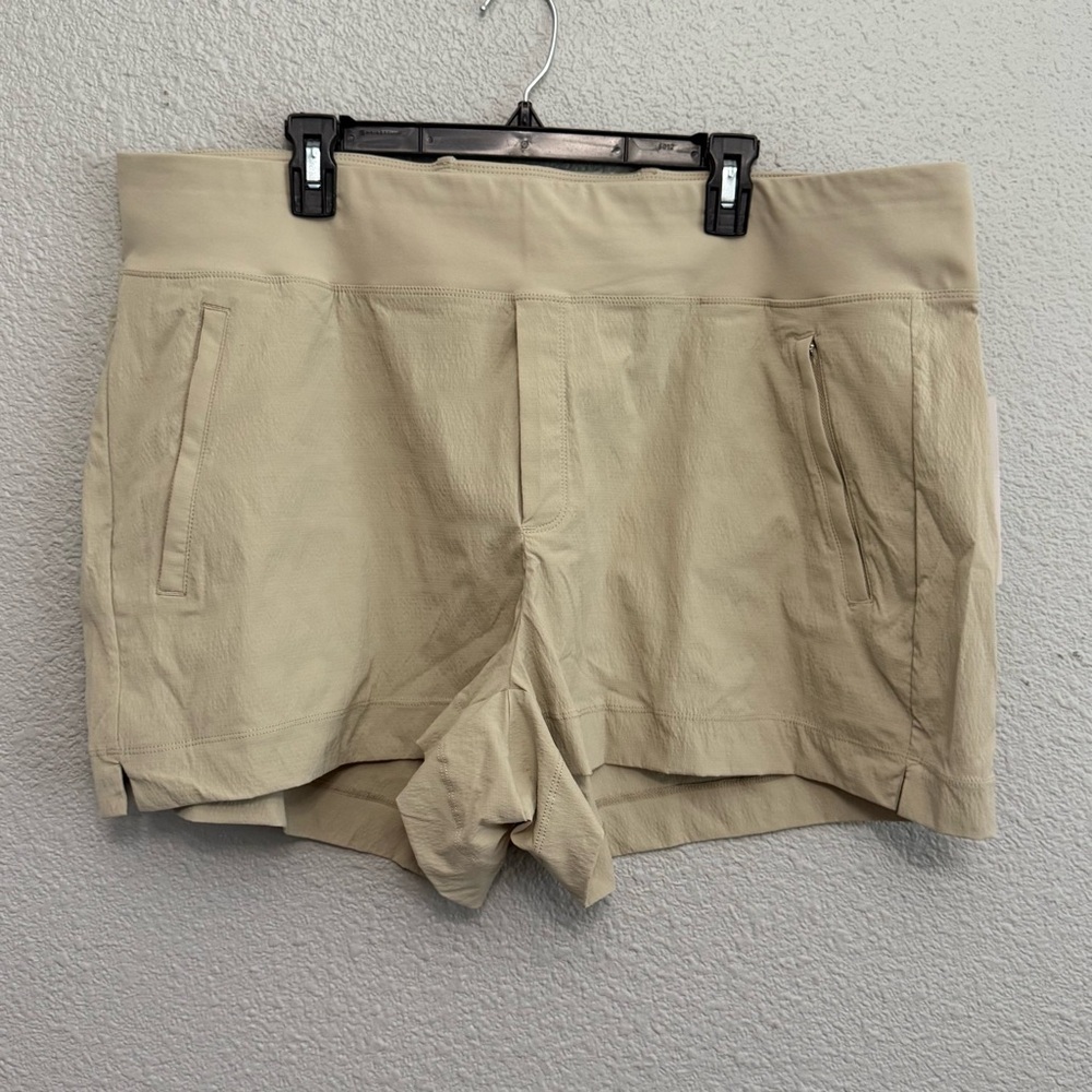 NWT Athleta Trekkie North‎ Short Size 20
